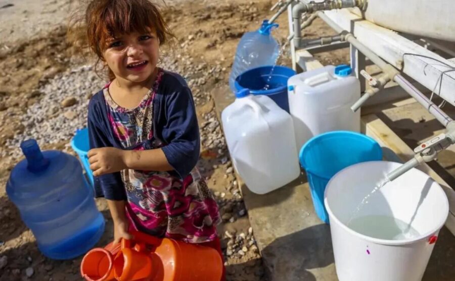 nina-saneamiento-agua-©Unicef-900x557 Unicef cuantifica en más de 417 millones los niños sumidos en la pobreza