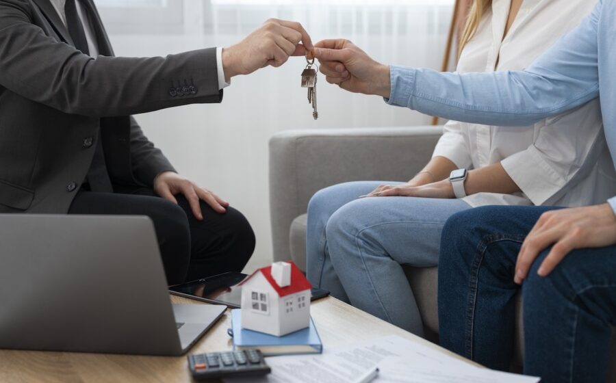 Agente-inmobiliario-en-el-trabajo-©archivopub-e1766421354922-900x560 Qué tener en cuenta antes de poner tu casa en venta en Cartagena