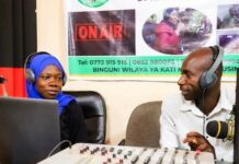 La radio comunitaria en apoyo de agricultores, pastores y pescadores de Tanzania Amina Mohamed y Hassan Vuai Saburi, presentadores de la radio comunitaria Kati Radio de Zanzíbar ©Kizito Makoye / IPS