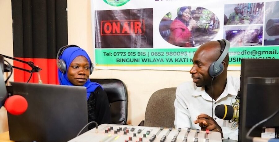 Amina-Mohamed-y-Hassan-Vuai-Saburi-Kati-Radio-de-Zanzibar-©Kizito-Makoye-IPS-e1765472597872 La radio comunitaria en apoyo de agricultores, pastores y pescadores de Tanzania