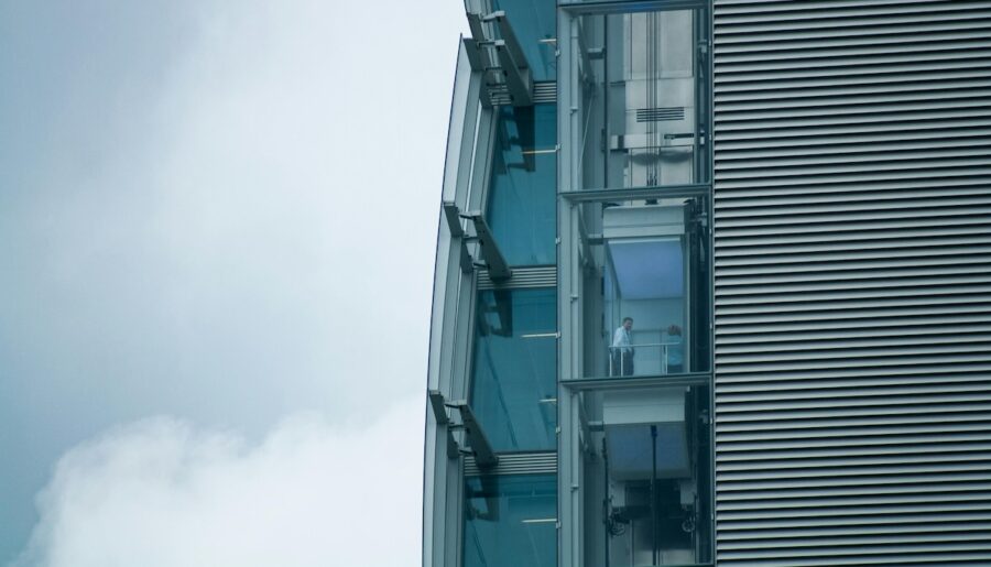 Aszende-ascensores-movilidad-vertical-©pexels-e1766395392369-900x515 Aszende refuerza su división de ascensores con un enfoque orientado a continuidad y seguridad