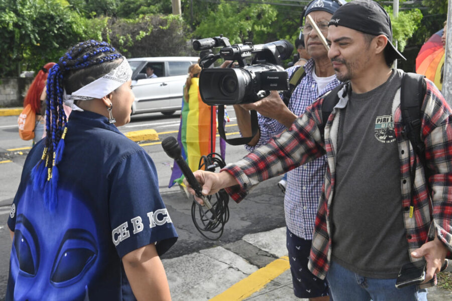 Entrevista-a-una-activista-Lgbti-en-El-Salvador-©-Luis-Galdamez-IPS-900x599 Violencia generalizada contra la prensa en América Central