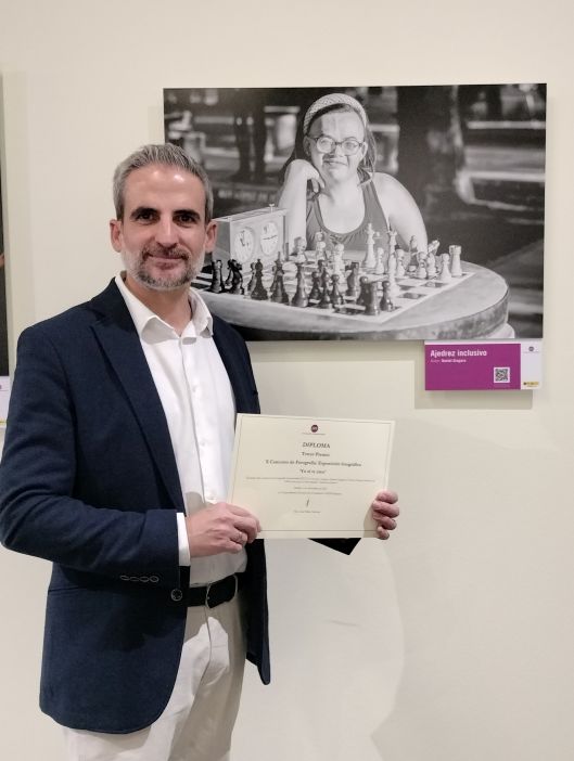 IMG-20251201-WA0000 Una foto de ajedrez inclusivo, tercer premio de la Fundación CERMI Mujeres