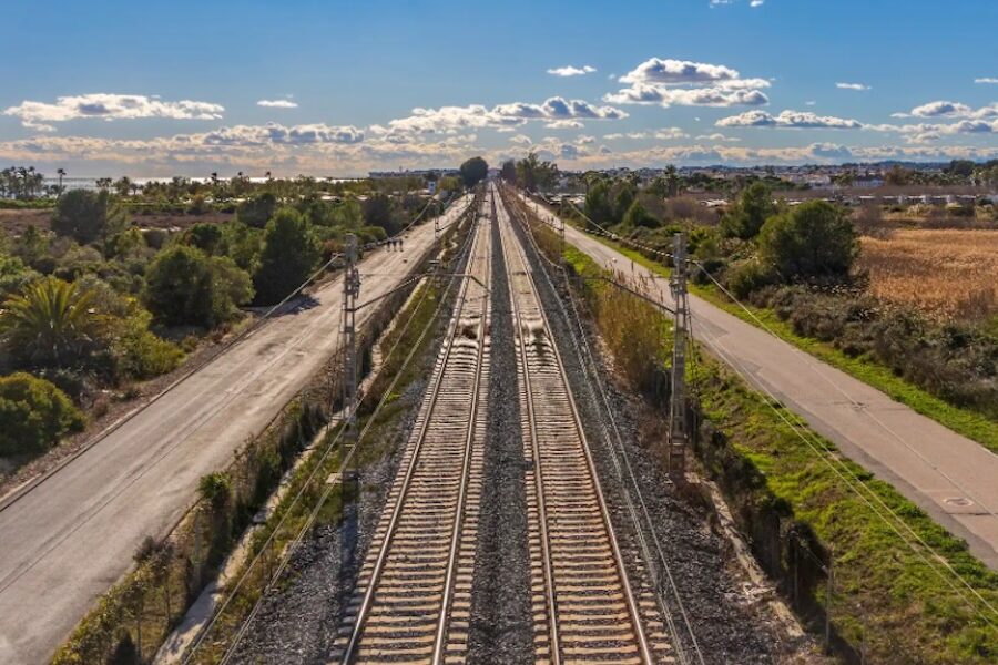 Infraestructuras-ferroviarias-©archivopub-e1764665353317 Indra refuerza su liderazgo europeo en movilidad militar bajo la dirección de Ángel Escribano