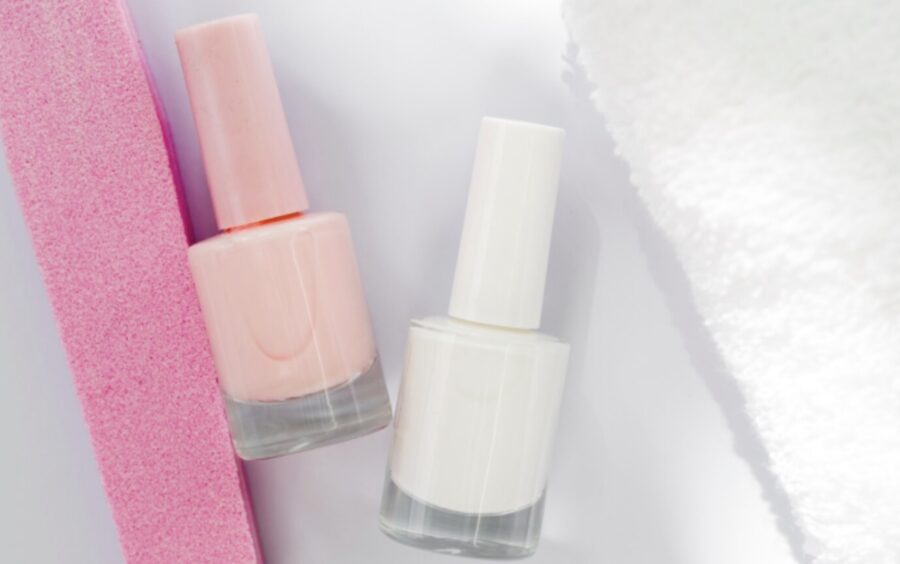 Manicura-productos-base-©archivopub-e1765973855942-900x564 La importancia de los productos base en la manicura moderna