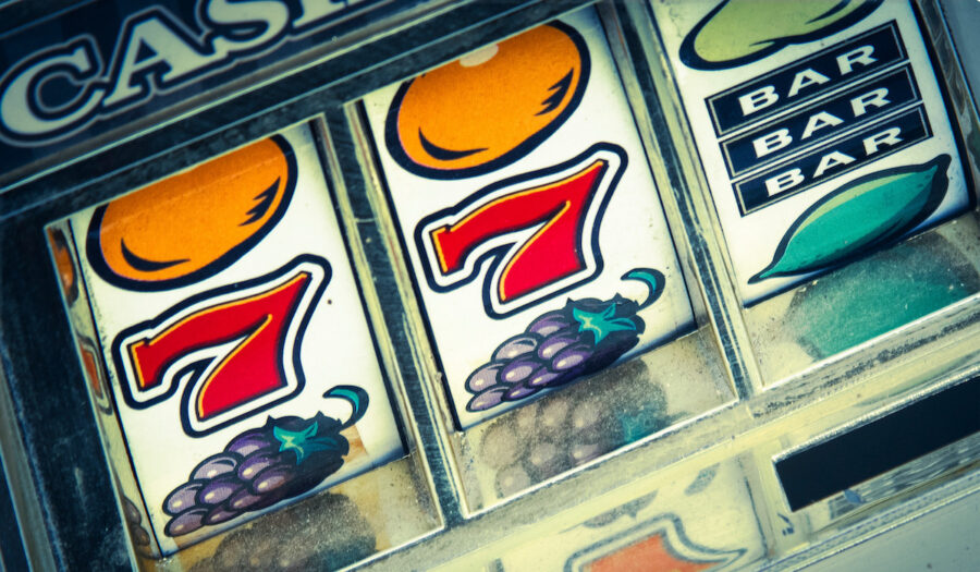 Tragamonedas-77BAR-©123RF-e1766401706487-900x525 Tragamonedas online: por qué son tan populares entre los usuarios españoles