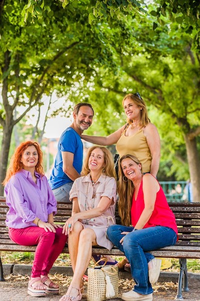 personas-en-un-banco-bajo-el-arbol-©archivopub Planificar el final de la vida: por qué cada vez más personas dejan todo previsto