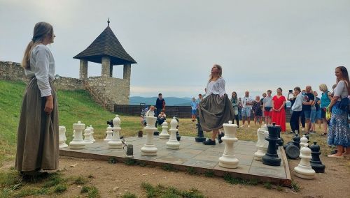 1690357989-foto-nocne-prehliadky-trencianskeho-hradu-zozali-velky-uspech-2 Trenčín, Ajedrez y Cultura en 2026