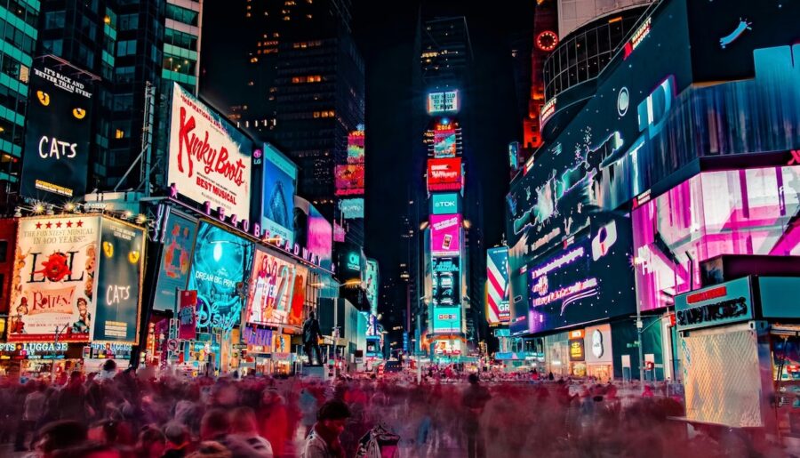 Nueva-York-publicidad-exterior-@josephyates-unsplash-e1769623067539-900x515 Las formas más populares de publicidad a lo largo de la historia