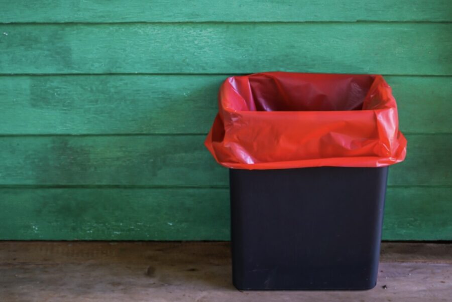 residuos-basuras-cubo-©archivopub-900x602 Cubos de basura para uso profesional y colectivo