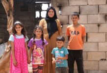 Naciones Unidas: Israel debe revocar medidas de desalojo de palestinos en Cisjordania Una familia palestina frente a su casa, que fue incendiada por colonos israelíes, en el sur de Hebrón, en Cisjordania. ©Media Clinic / Unicef