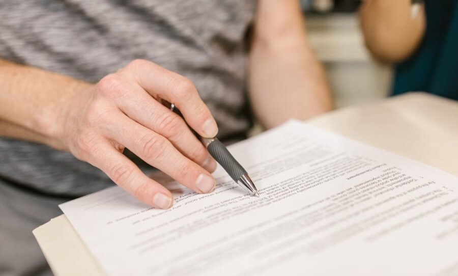 Gestoria-Universia-©pexels-photo-7841833.jpeg--e1772003483320-900x542 Cuánto tarda la transferencia de un vehículo