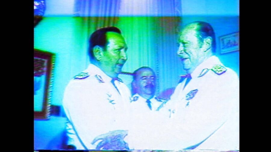 Fotograma-del-Noticioso-Nacional-generales-Andres-Rodriguez-y-Alfredo-Stroessner-900x506 «Bajo las banderas, el sol» de Juanjo Pereira, radiografía de la dictadura en Paraguay
