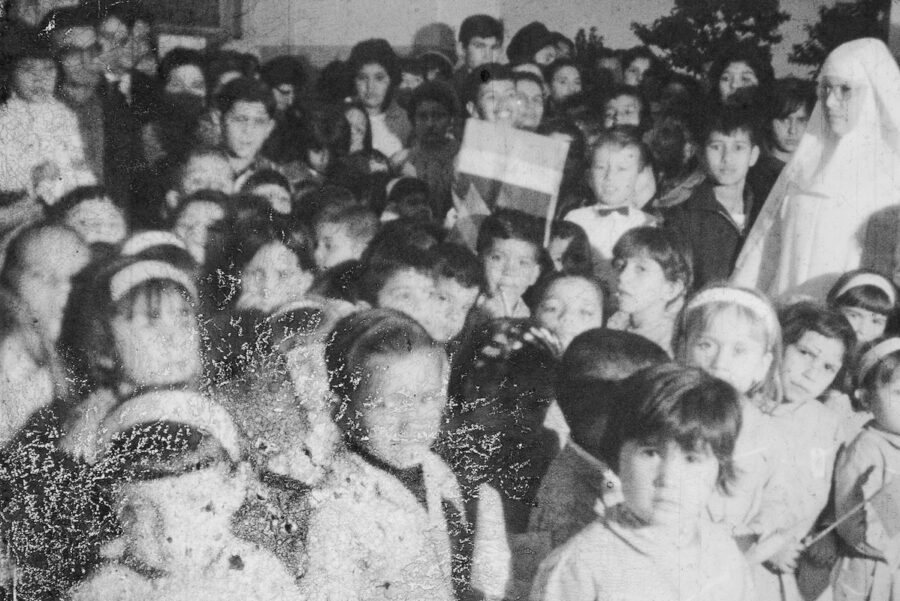Fotograma-del-Noticioso-Nacional-paraguayo-tras-el-golpe-de-estado-de-1954-e1774170571661-900x601 «Bajo las banderas, el sol» de Juanjo Pereira, radiografía de la dictadura en Paraguay