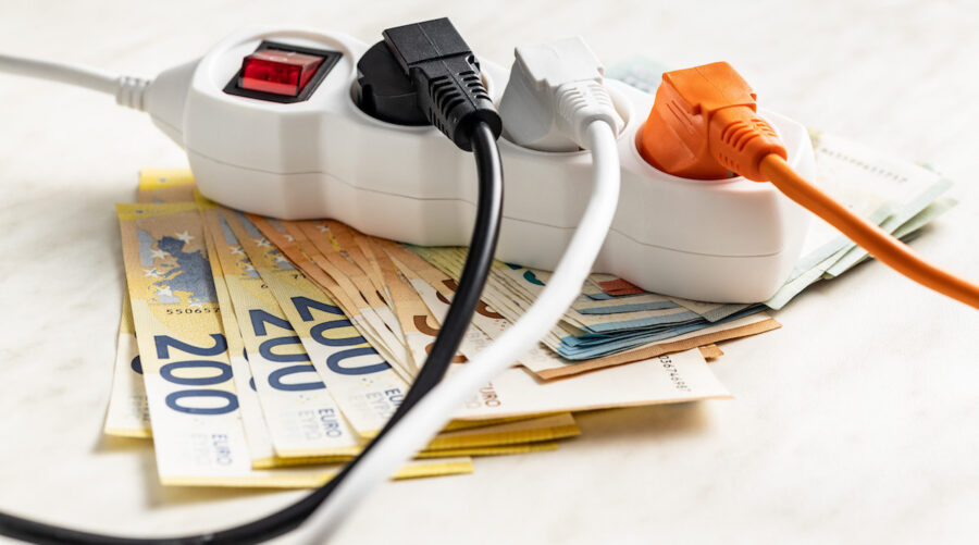 Luz-energia-ahorro-hogar-©123RF-e1772617143785-900x501 ¿Qué potencia eléctrica necesitas en casa? Cómo elegir la adecuada sin pagar de más