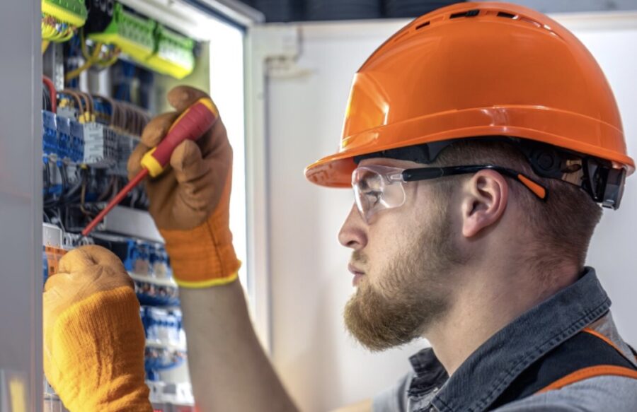 Mantenimiento-electricista-©archivopub-900x583 Servicios de mantenimiento del hogar en España