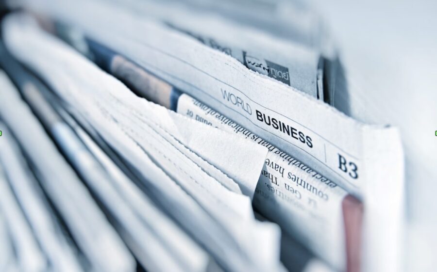 Periodicos-apilados-©unsplash-900x561 El periodismo en la era de las redes sociales