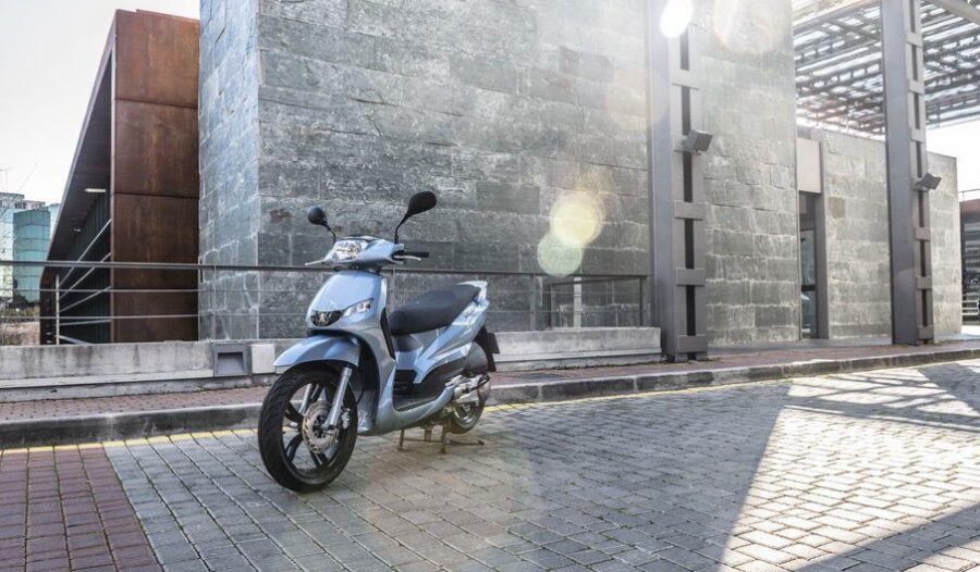 Peugeot-Tweet-125-EVO-urbana-e1772879380647-900x526 ¿Por qué Barcelona es el mejor lugar para alquilar y conducir un scooter o motocicleta?