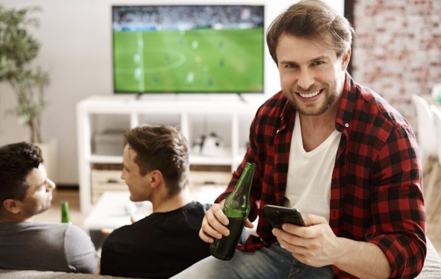 Aficionados-al-futbol-cerveza-©freepik-900x569 Casino online: cómo elegir bonos y depósitos mínimos para empezar con buen pie
