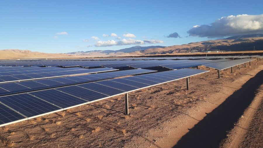 Argentina-Parque-solar-Cauchari-©Wikimedia-Commons-e1775586083632-900x507 América Latina desaprovecha su «escudo energético» pese a su enorme potencial renovable
