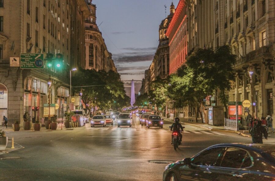 Argentina-calle-©unsplash-e1775408804402-900x593 Viajar a Argentina en 2026: qué ver, mejores destinos culturales y paisajes imprescindibles para una estadía inolvidable