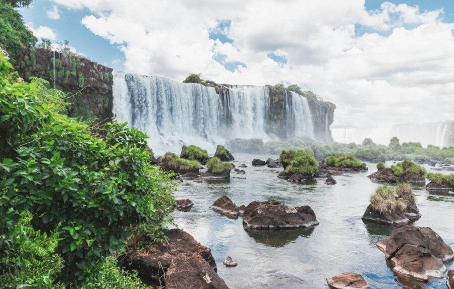 Argentina-cascada-©unsplash-900x573 Viajar a Argentina en 2026: qué ver, mejores destinos culturales y paisajes imprescindibles para una estadía inolvidable