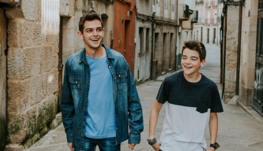 Hermanos-sonrisas-@123RF-e1775552576844-900x519 El poder de los hermanos