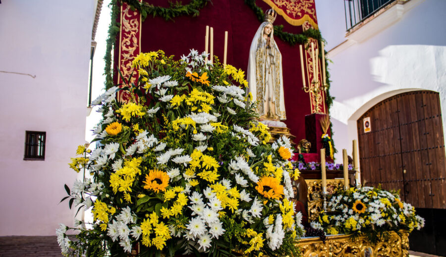 Iglesia-con-flores-a-Maria-©123RF-e1777367002838-900x519 El Ave María…