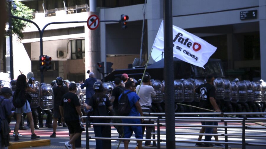 La-Argentina-de-Milei-tumba-la-industria-©Nuevo-Encuentro-Nacional-e1775759080727-900x507 Milei impulsa importaciones y agrava crisis industrial y laboral en Argentina