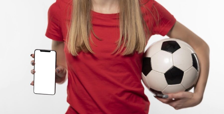 Mujer-balon-futbol-telefono-©freepick-900x458 Casino online: cómo elegir bonos y depósitos mínimos para empezar con buen pie