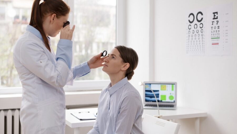 Oftalmologa-Grupo-Miranda-©freepik-e1776186427892-900x509 ¿Ojo rojo o algo más? Cómo tratar la conjuntivitis y cuándo ir al especialista