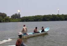 Pescadores navegan frente a dos mecheros de la estatal Petróleos Mexicanos en el sudoriental estado de Tabasco ©Emilio Godoy / IPS