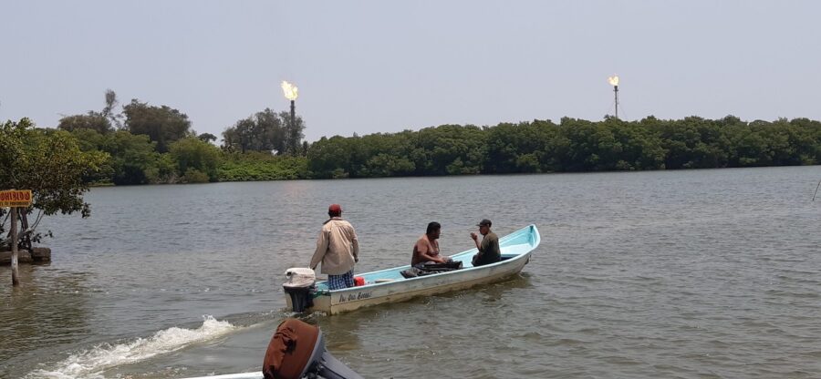 Pescadores-Mexico-frente-a-mecheros-de-PEMEX-©Emilio-Godoy-IPS-900x416 Fracking en México: retrocesos climáticos y presión política sobre la transición energética