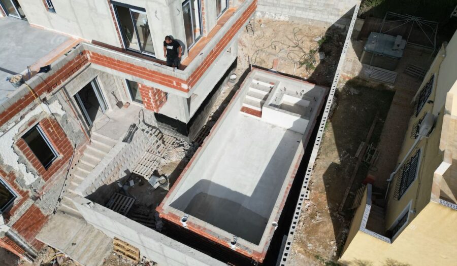 Piscina-construccion-©CreatorPool-e1776765185670-900x525 ¿Cuánto cuesta construir una piscina en España en 2026?