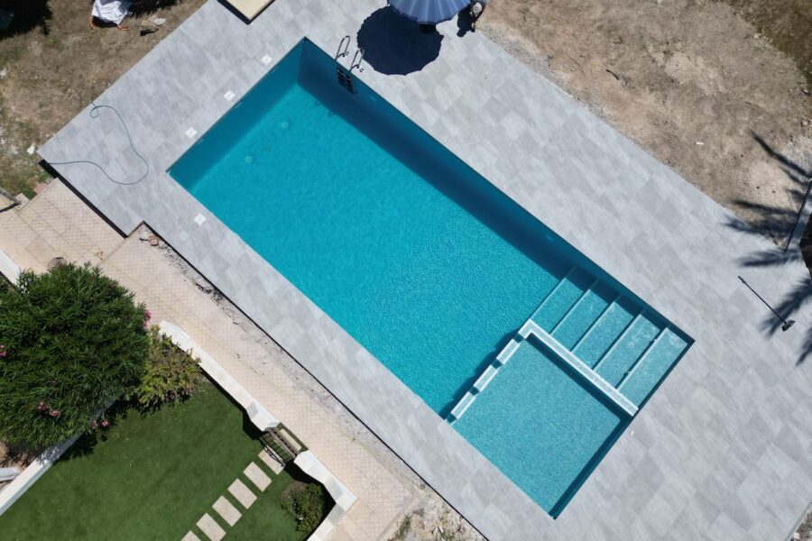 Piscina-terminada-©CreatorPool-e1776765270956-900x600 ¿Cuánto cuesta construir una piscina en España en 2026?
