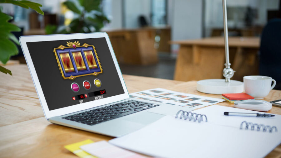 Slots-tragaperras-online-©123RF-e1776787808492-900x507 Periodismo en la era de Telegram: fact-checking en ecosistemas blockchain y mensajería cifrada