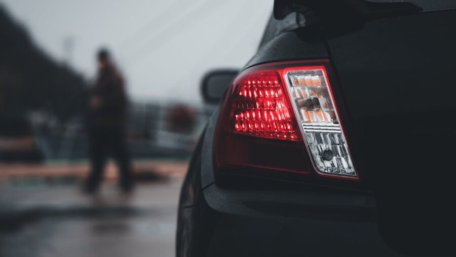 Vehiculo-faro-trasero-©pexels-photo-16685578-e1776930947865-900x507 ¿Cuándo conviene cambiar de coche?