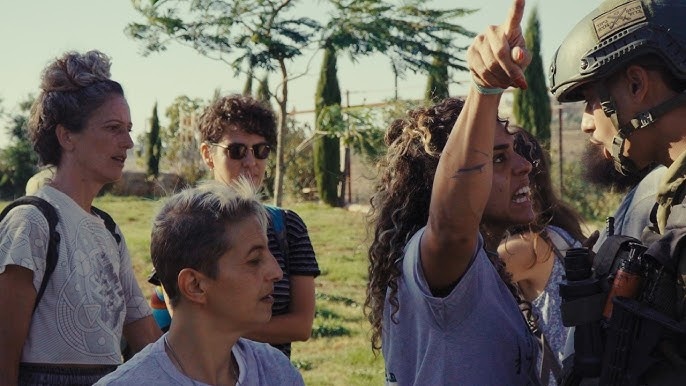 Alice-frente-a-un-soldado-israeli-©fotograma «Alicia en el país de los colonos»: emocionante documental
