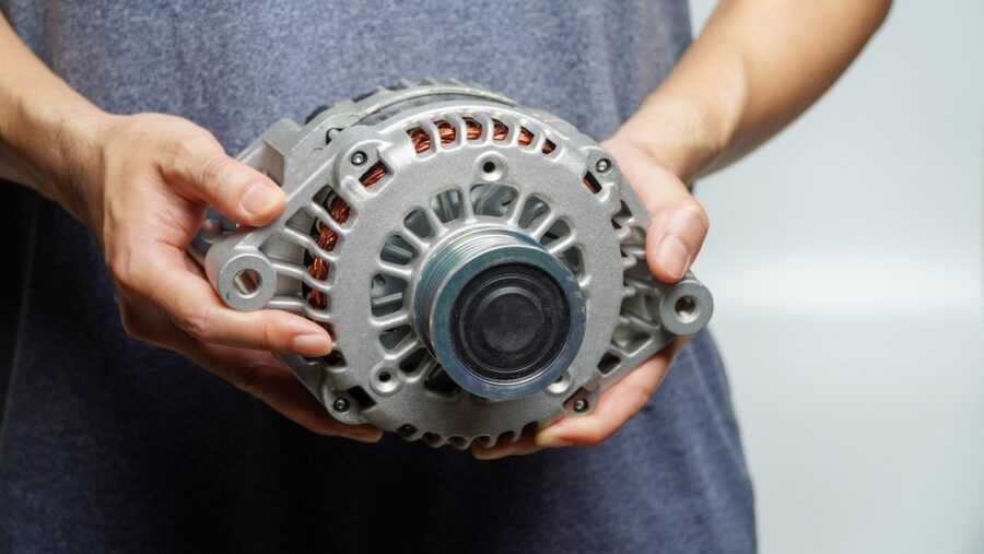 Alternador-coche-©123RF-e1779564735465-900x507 Reparación profesional del alternador: de los síntomas a la solución de la avería