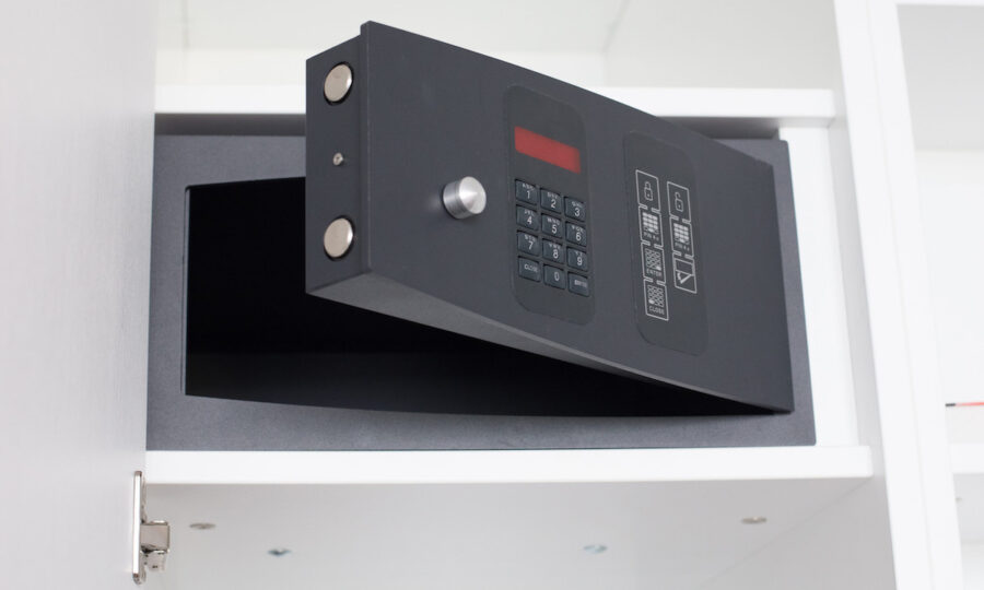 Caja-fuerte-para-empotrar-©123RF-e1779375427505-900x540 Seguridad en el hogar: cómo evolucionan las cajas fuertes y las soluciones discretas para proteger objetos de valor