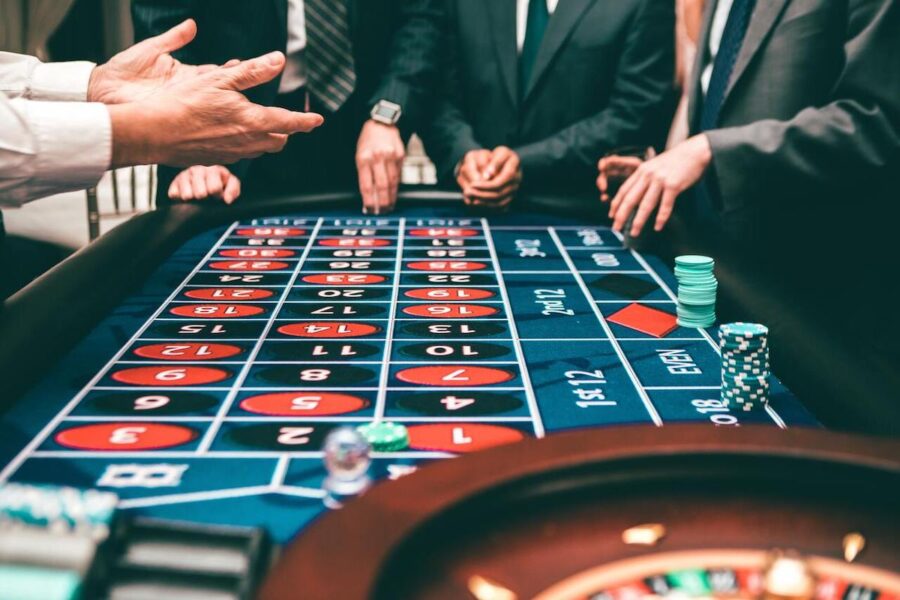 Casino-ruleta-©pexels-javon-swaby-3279695-900x600 Psicología del jugador online: por qué nos atraen las recompensas gratis