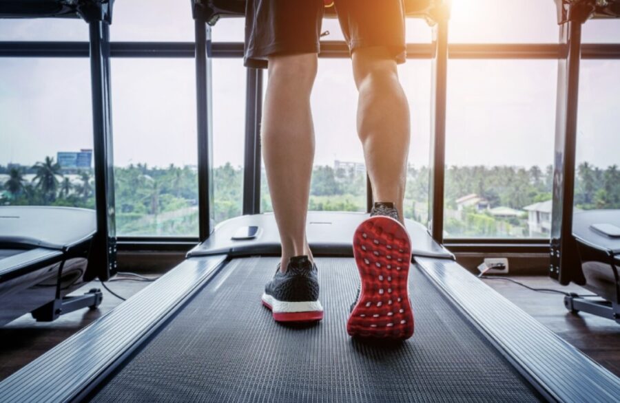 Correr-en-casa-100x100-fitnes-900x586 Rutina de cinta de correr para casa: cómo entrenar de forma efectiva