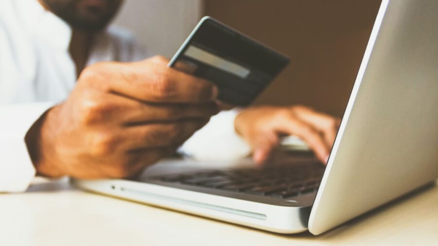 Dinero-finanzas-compras-digital-@rupixen-e1779118023896-900x507 Cyber Day en Chile 2026: guía práctica para entender, comprar mejor y aprovechar ofertas