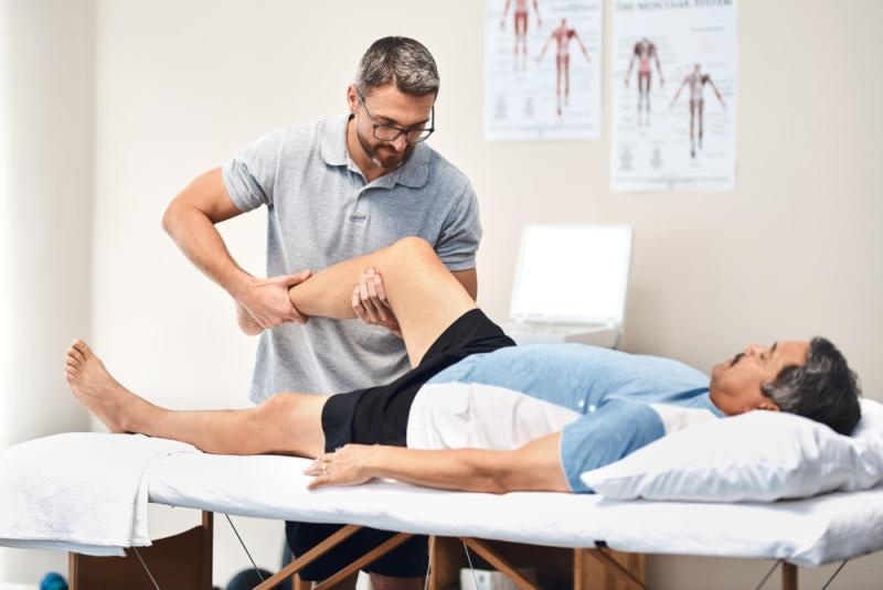 Fisioterapia-pierna-©archivopub Dolor de cadera: cuándo puede ser algo más que una molestia pasajera