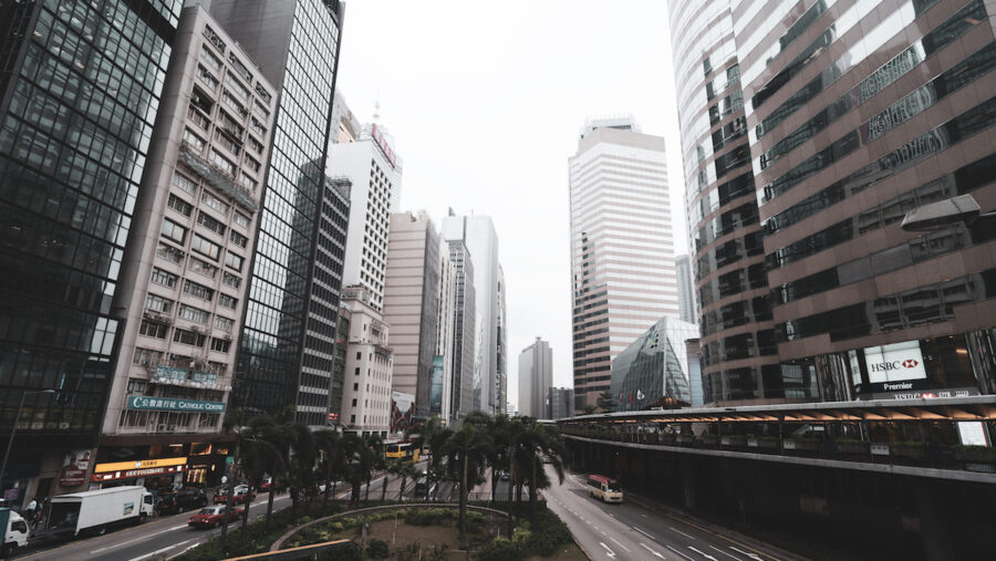 Hong-Kong-Central-Street-@123RF-e1779442219520-900x507 Cómo crear una empresa en Hong Kong: guía práctica para empresarios extranjeros