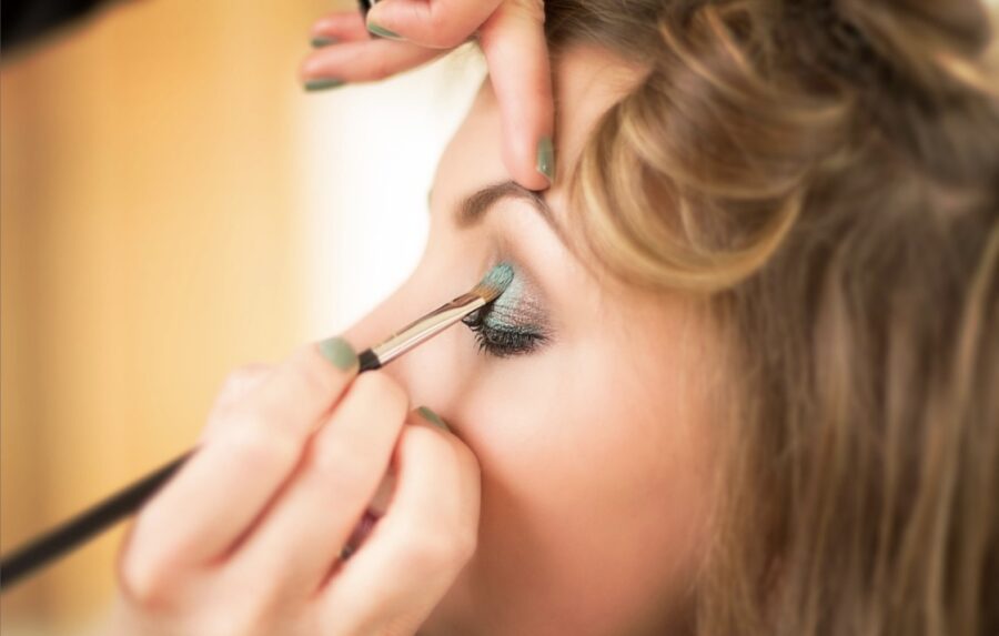 Mauillaje-de-ojos-©archivopub-900x573 Cómo elegir bien tu escuela de maquillaje
