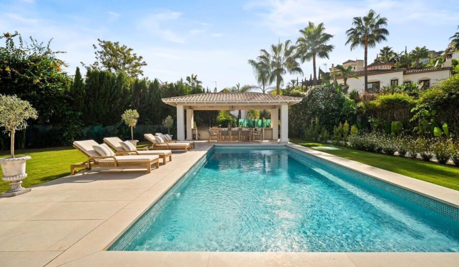 Residencia-lujo-Marbella-piscina-©archivopub-e1779093711294-900x524 Por qué el mercado de villas de lujo en Marbella sigue atrayendo capital global en 2026