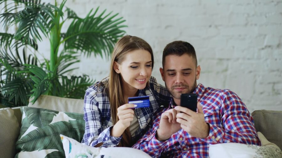 Tecnologia-pareja-compras-en-linea-©Vitaly-Gariev-@silverkblack-unsplash-900x506 Cyber Day en Chile 2026: guía práctica para entender, comprar mejor y aprovechar ofertas