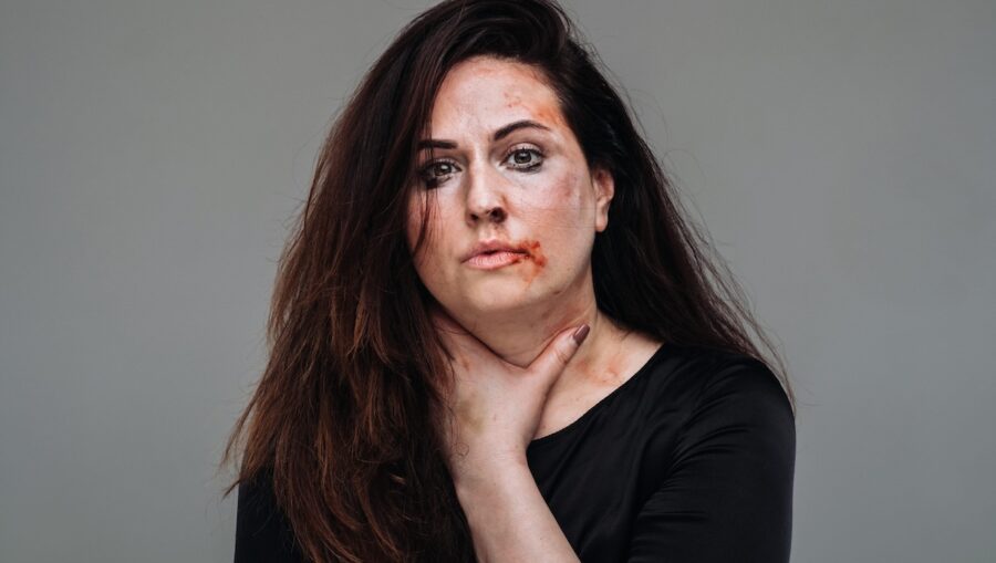 Violencia-de-genero-mujer-lesiones-©123RF-e1778735082682-900x509 El Constitucional corrige el archivo de una denuncia por violencia de género y obliga a reforzar la investigación judicial