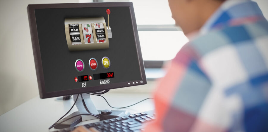 juegos-de-tragaperras-online-©123RF-900x443 Consejos clave para jugar online de forma segura